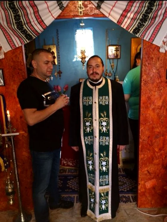 
    Leo de la Strehaia şi părintele Onufrie Emilian CăruntuFoto: arhiva personală  