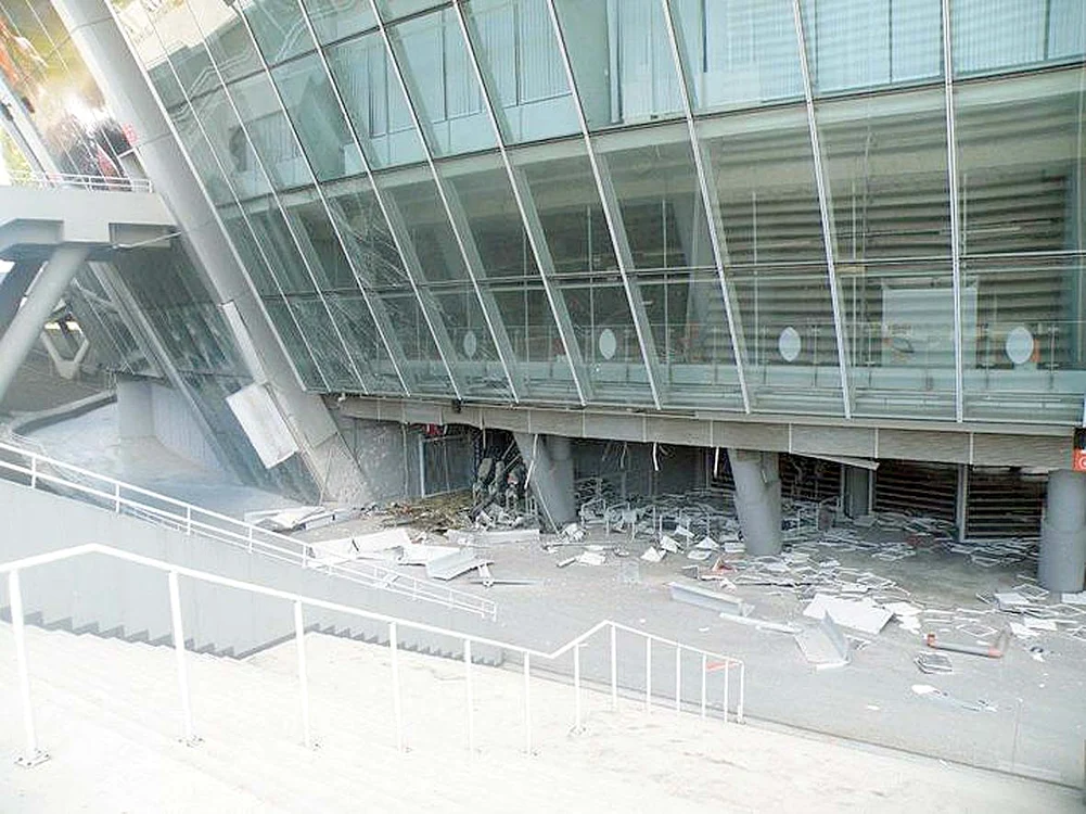 Fațada stadionului  arată jalnic după  atacul separatiștilor