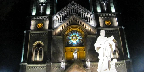 Biserica Millenium din Timişoara iluminată splendid FOTO Ştefan Both