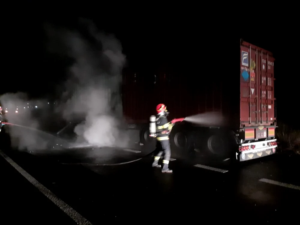 Camion plin cu reactivi pentru depistarea poluării din sol în flăcări pe DN7 - Vâlcea Foto Adevărul