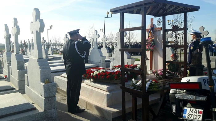 Părinții merg des la mormântul polițistului Bogdan Gigină