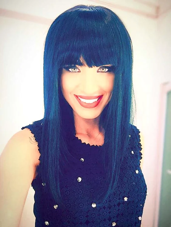 Andreea Bălan. Costum de baie Moschino cu imprimeu cu lanţuri, 750 lei/Pletele albastre se pot obţine cu creta colorată pentru păr. 5 nuanţe: 50 de lei