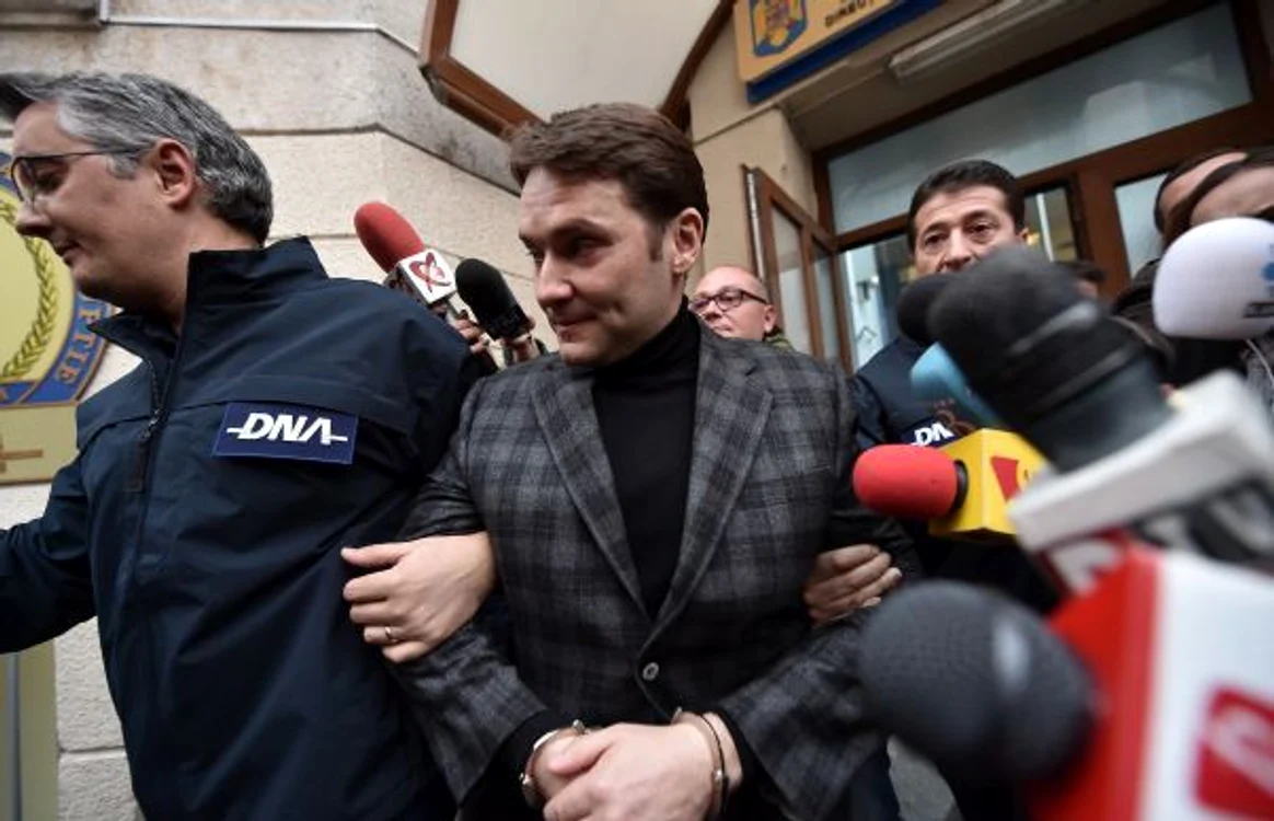 
    Dan Șova a fost arestat preventiv din 14 decembrie și până în 22 ianuarie, după care a fost închis la domiciliu  