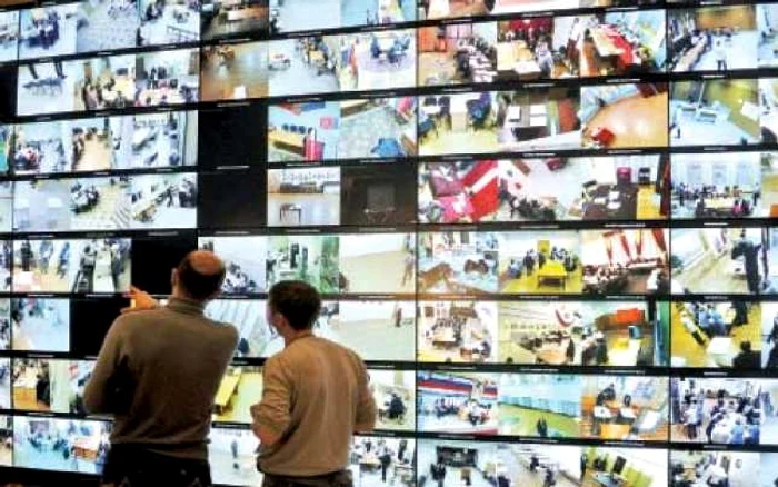 Ruşii au putut urmări scrutinlul prin intermediul camerelor video din secţiile de votare p Foto: afp