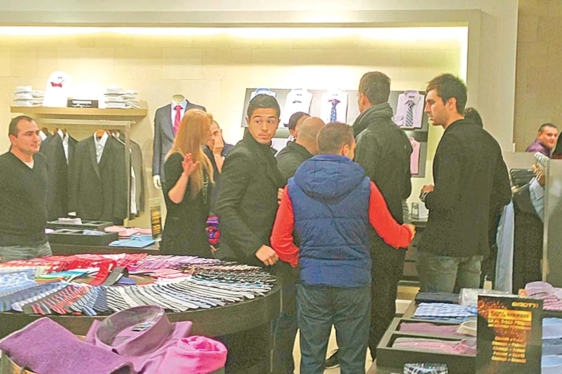 După ce au făcut cumpărăturile, steliştii au dat autografe