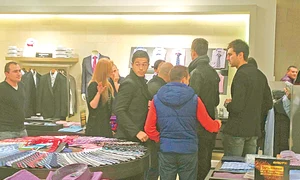 După ce au făcut cumpărăturile,  steliştii au dat autografe jpeg