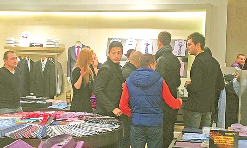 După ce au făcut cumpărăturile,  steliştii au dat autografe jpeg