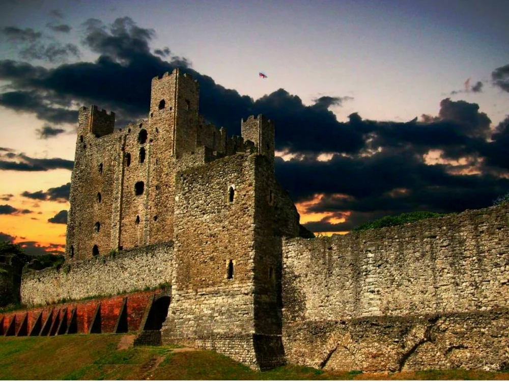 Castelul Rochester- Unul dintre simbolurile Angliei, impunătoarea clădire a fost renovată de nenumărate ori în istoria sa de peste 900 de ani. În aproprierea castelului se află şi catedrala Rochester, unul dintre locurile religioase cu cea mai frumoasă arhitectură.