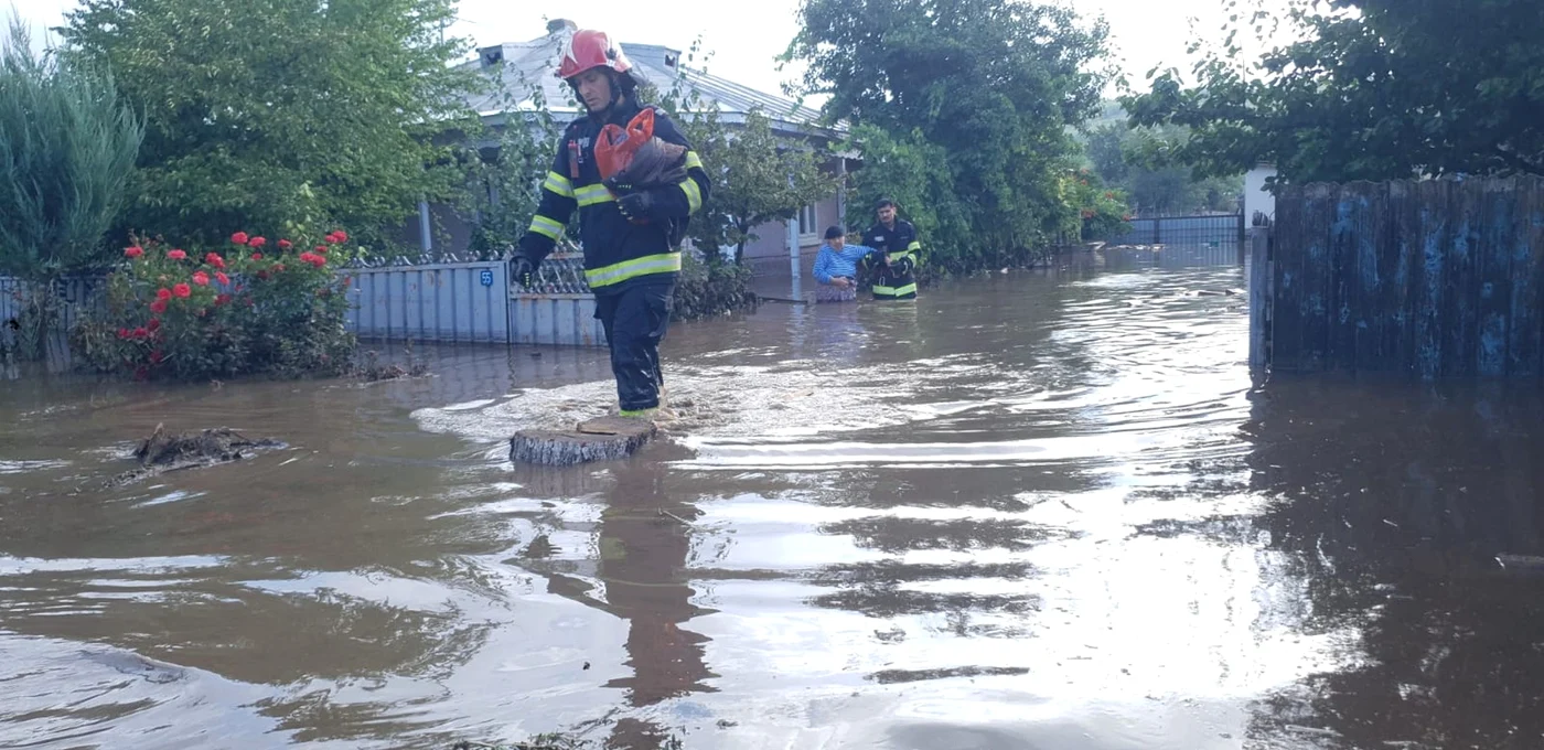 Pompier pe o stradă inundată în județul Galați