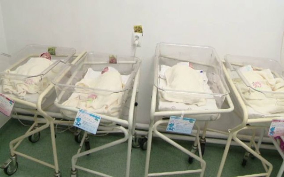 Bebeluș din gemeni, dispărut din maternitate. Lipsa lui, semnalată de mama care voia să-l alăpteze