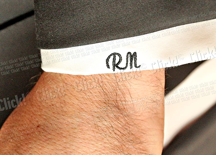 Holograma cu  iniţialele numelui  apare pe manşete (foto: Sever Gheorghe)