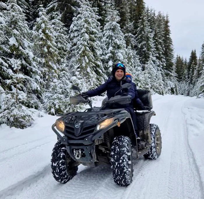 Dan Negru a mers împreună  cu băiatul său pe ATV și micuțul  Bogdan s-a distrat de minune