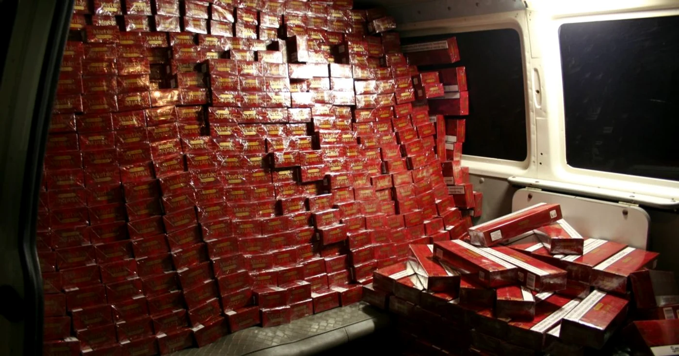 În cele două autoturisme era o cantitate de 640 de pachete de ţigări