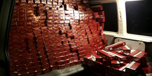În cele două autoturisme era o cantitate de 640 de pachete de ţigări