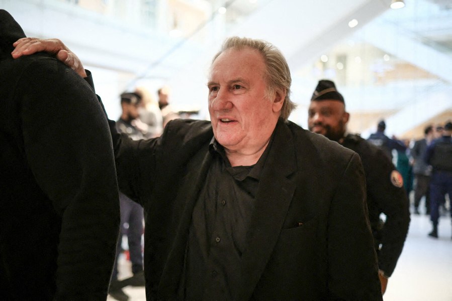 Procesul lui Gérard Depardieu. Actorul recunoaște faptele, dar se scuză: „Am apucat-o de șolduri ca să nu alunec”