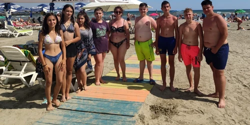 grup copii hunedoara prima data la mare foto calin gavrilas