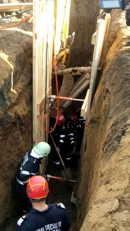 Pompierii îi caută pe muncitori