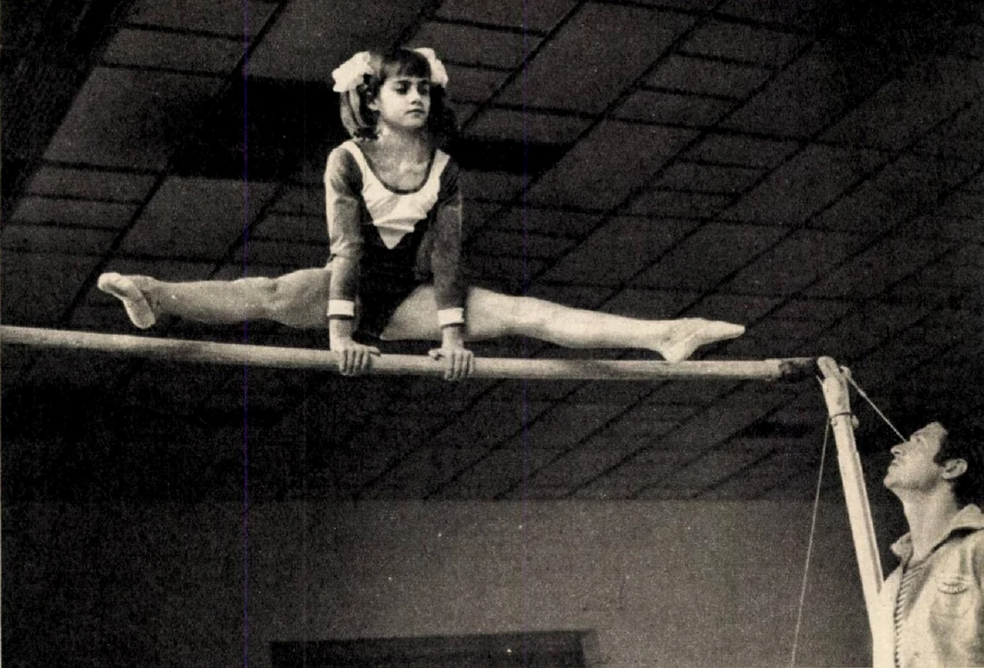 Bela Karolyi supravegheaza evoluția Nadiei la paralele (Foto: Arhivă personală Nadia Comăneci)