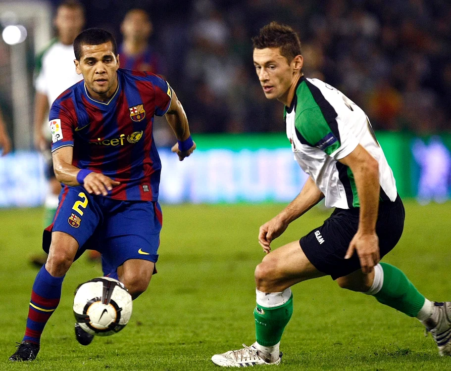
    Dani Alves (stânga)  