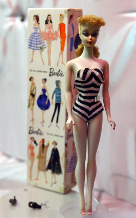 Prima păpuşă Barbie, cea din 1959, la un muzeu din Colmar, Franţa – unul dintre cele zece exemplare originale rămase în toată lumea; fiecare valorează acum 15.000 euro