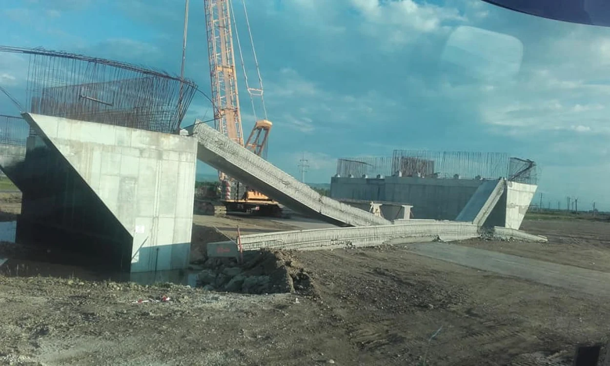 Grinzile prăbuşite la supratraversarea DN 14B