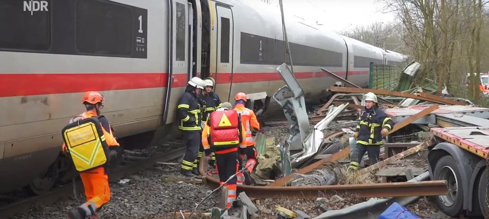 Un şofer român de TIR, implicat într-un grav accident feroviar în Germania, soldat cu un mort şi 25 de răniţi 