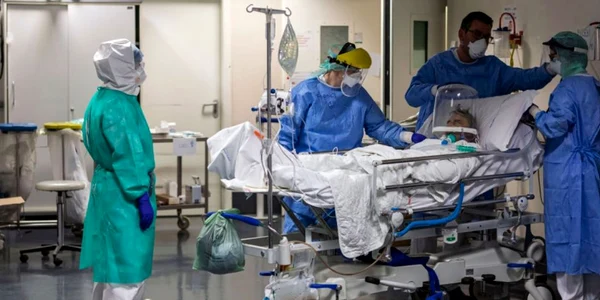 Bolnav coronavirus tratat de medici la un spital din Bergamo Italia FOTO Getty Images