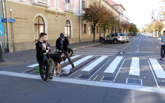 Conform studiilor, şoferii frânează din reflex când observă trecerile de pietoni desenate 3D