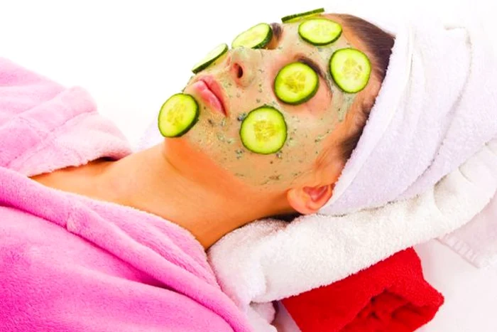 
     Castraveții sunt recomandați în reducerea pungilor de la ochi.www.clickpentrufemei.ro  