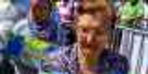 Grecii stau la cozi uriaşe pentru alimente gratuite