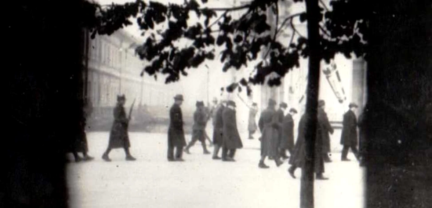 Deţinuţi politic escortaţi de jandarmi spre proces Fototeca online a comunismului românesc Cota 4/1934