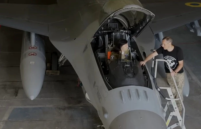 Mama pilotului ucrainean erou Juice, în cabina unui F-16 ucrainean/ FOTO:X