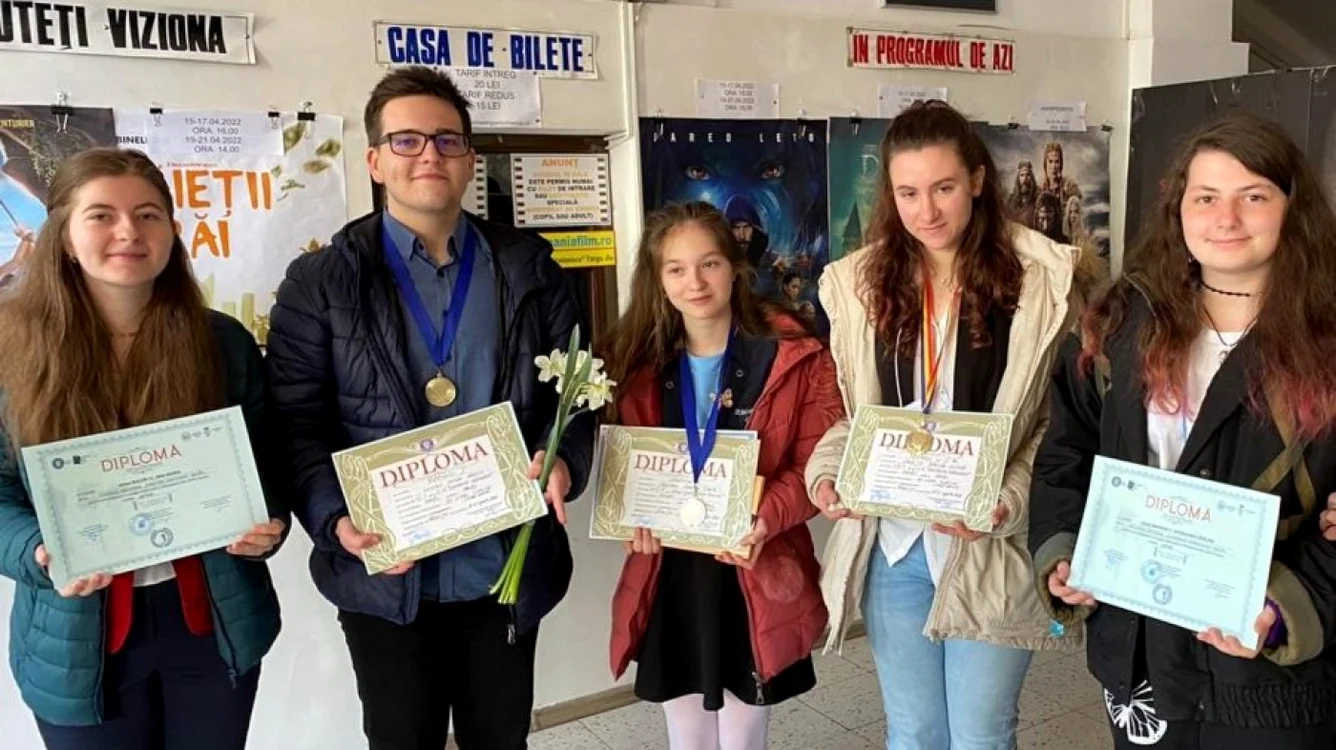 Mihai Adelin Lungu alăuri de colegele sale FOTO ISJ Bacau