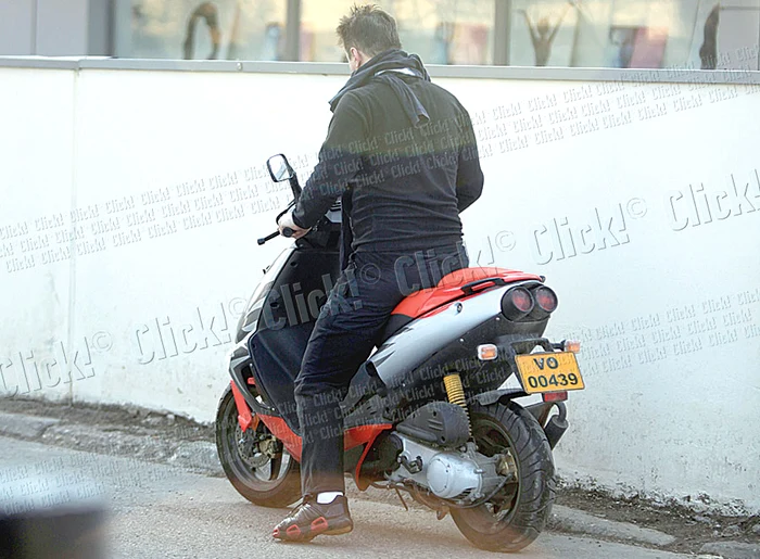 Artistul încearcă,  în zadar,  să pornească  motorul