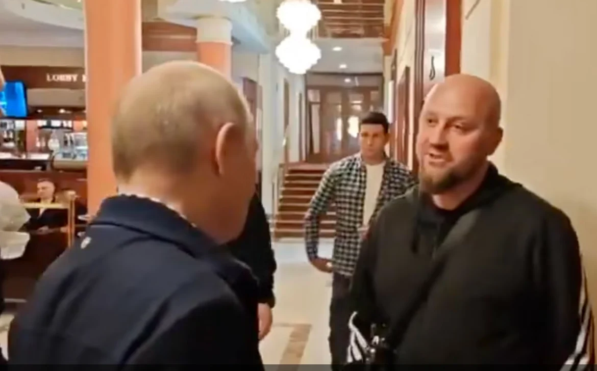 Kremlinul încearcă să combată zvonurile despre izolarea lui Putin printr-un nou videoclip. Cine este „trecătorul” misterios din video