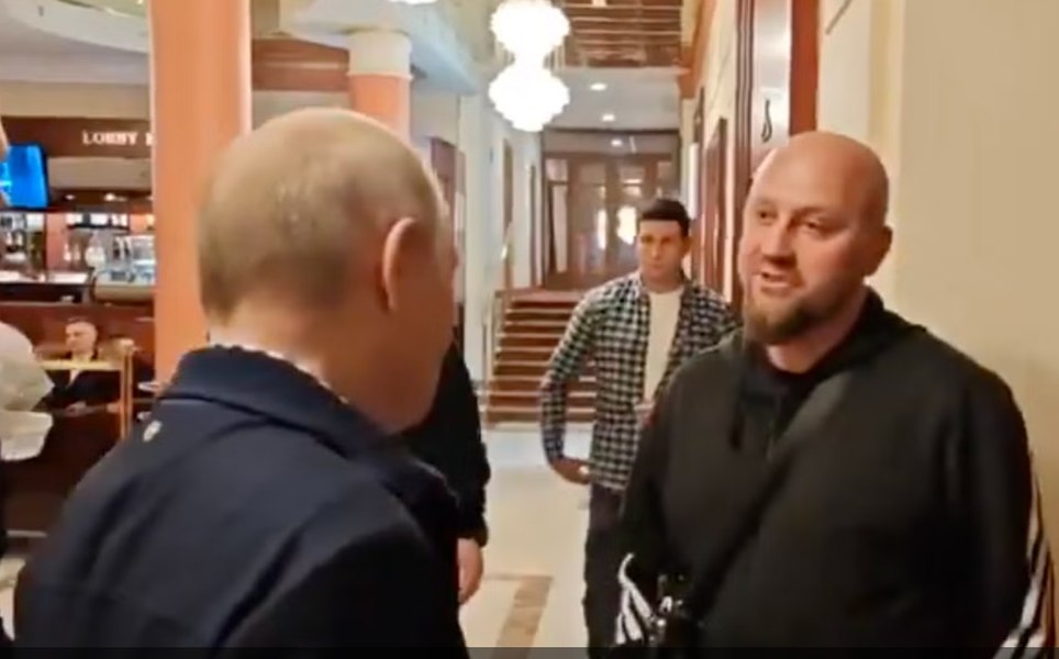 Kremlinul încearcă să combată zvonurile despre izolarea lui Putin printr-un nou videoclip. Cine este „trecătorul” misterios din video