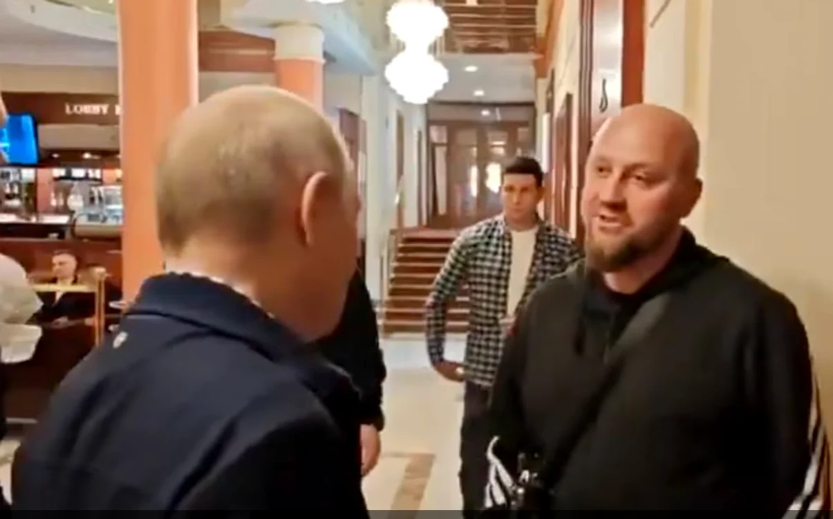 Vladimir Putin discută cu un bărbat, într-un hotel din Moscova FOTO: captură video