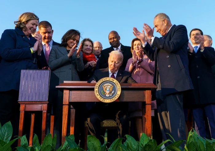 FOTO: AFP / Preşedintele american Joe Biden semnează "Infrastructure Investment and Jobs Act" (Legea privind investiţiile în infrastructură şi locurile de muncă), pe peluza de sud a Casei Albe din Washington, SUA, 15 noiembrie 2021.