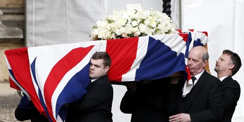 Sicriul cu trupul neînsufleţit al lui Margaret Thatcher FOTO Reuters 