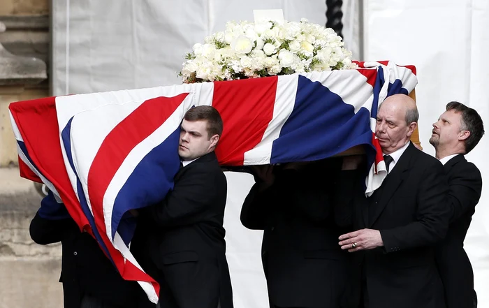 Sicriul cu trupul neînsufleţit al lui Margaret Thatcher, depus la capela Parlamentului FOTO Reuters