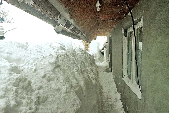 “Viscolul mi-a adus tone de zăpadă în curte”