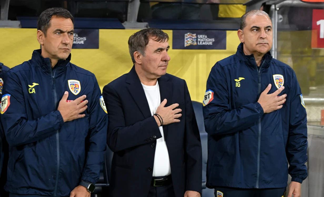 Selecționerul Gică Hagi (mijloc)