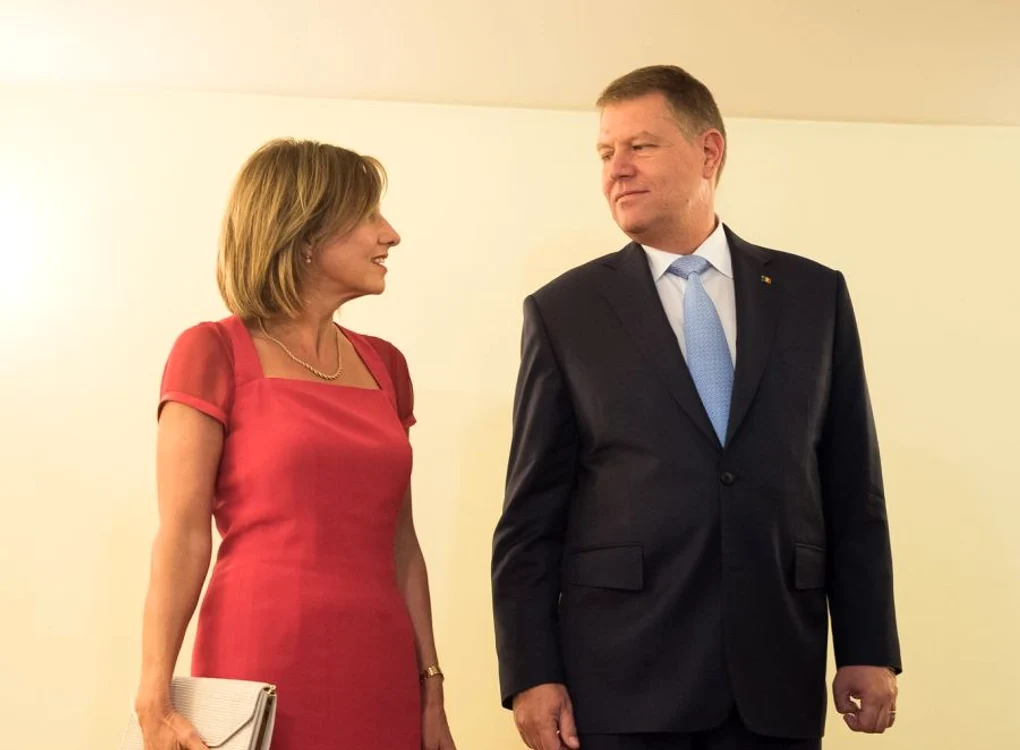 
    Klaus și Carmen Iohannis s-au pozat cu românii prezenți la recepțieFoto: Arhiva personală  