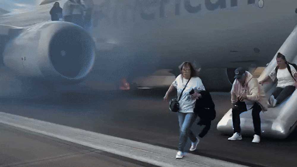 Drama na letališču v ZDA: potniki po eksploziji pnevmatik evakuirani z reševalnega tobogana