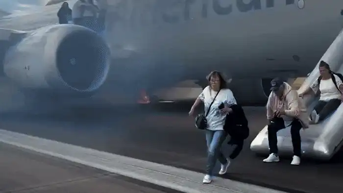 VIDEO Panică la aterizarea unui avion, după explozia cauciucurilor: pasagerii, evacuați pe tobogan. „O să murim cu toții”