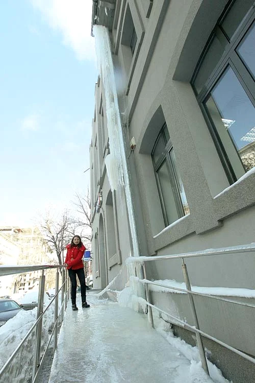 Ţurţurele de pe str. Avrig din Capitală poate cădea oricând   în capul vreunui trecător