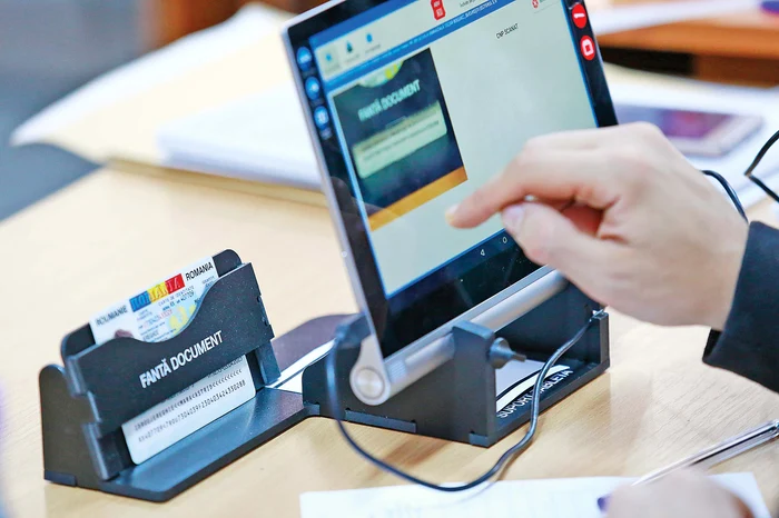 Buletinul de identitate este scanat de un dispozitiv anti-fraudă care se găsește în fiecare secție de vot