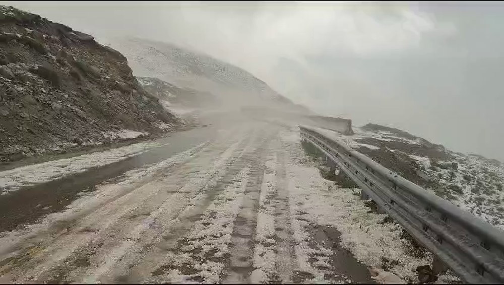 Furtună puternică în Munții Parâng. O persoană a fost trăsnită, iar Transalpina s-a umplut de gheață VIDEO