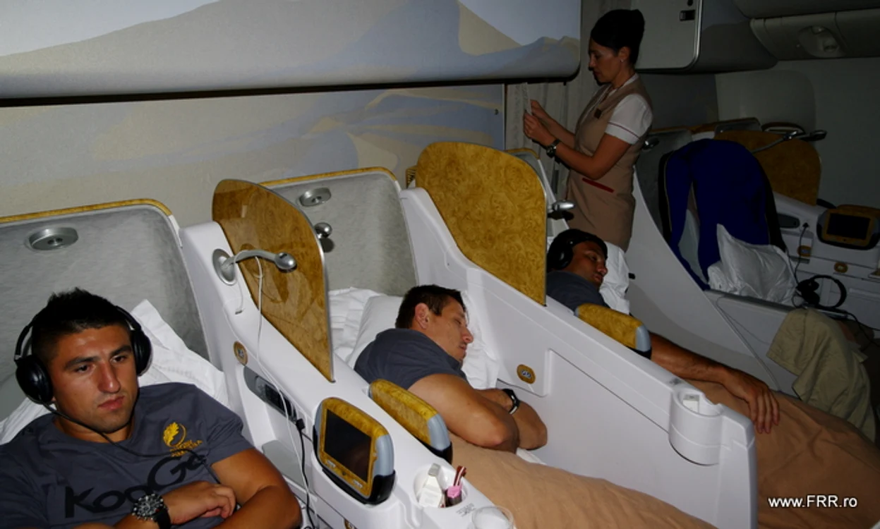 În avionul de Noua Zeelandă, Florin Vlaicu s-a uitat la un meci de rugby, iar Iulian Dumitraș a dormit * Foto: www.frr.ro