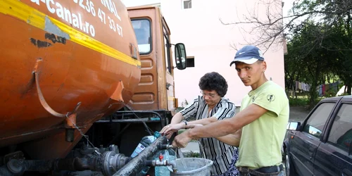 Gălăţenii cu datorii la furnizorul de apă potabilă nu vor aştepta cisterna şi de Revelion